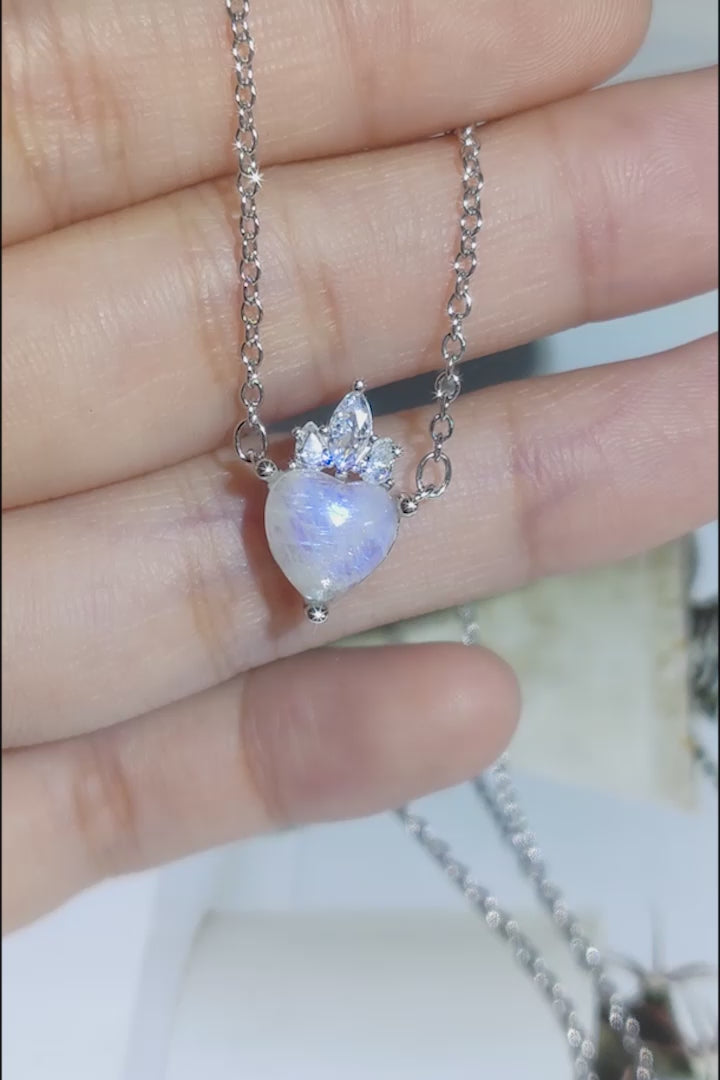 Collar con colgante de corazón de piedra lunar de plata ley 925