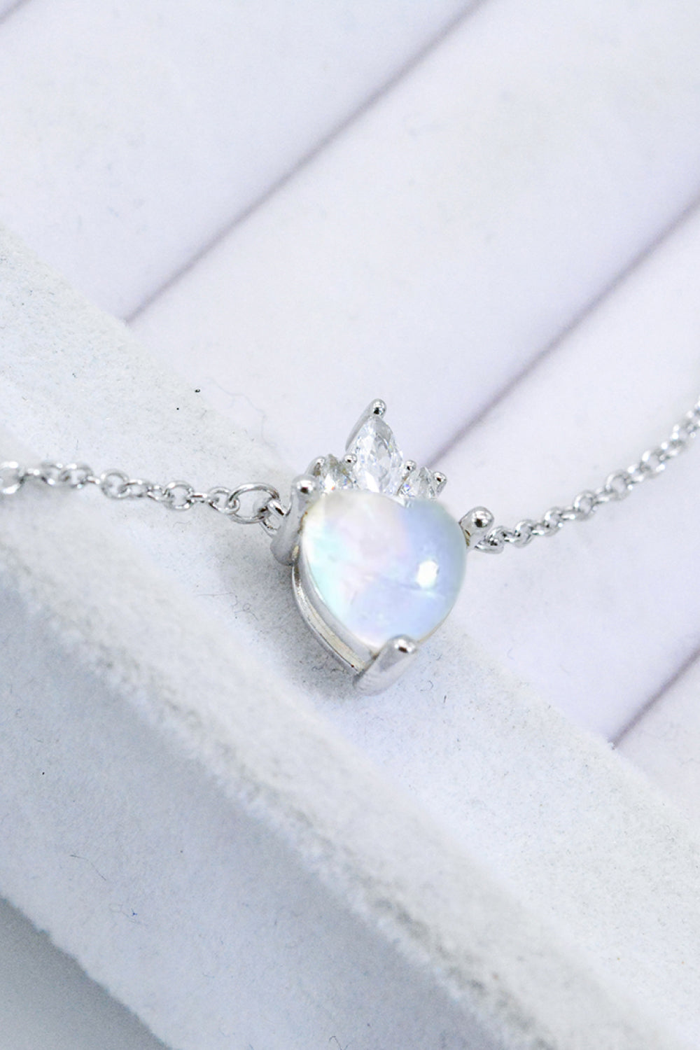 Collar con colgante de corazón de piedra lunar de plata ley 925