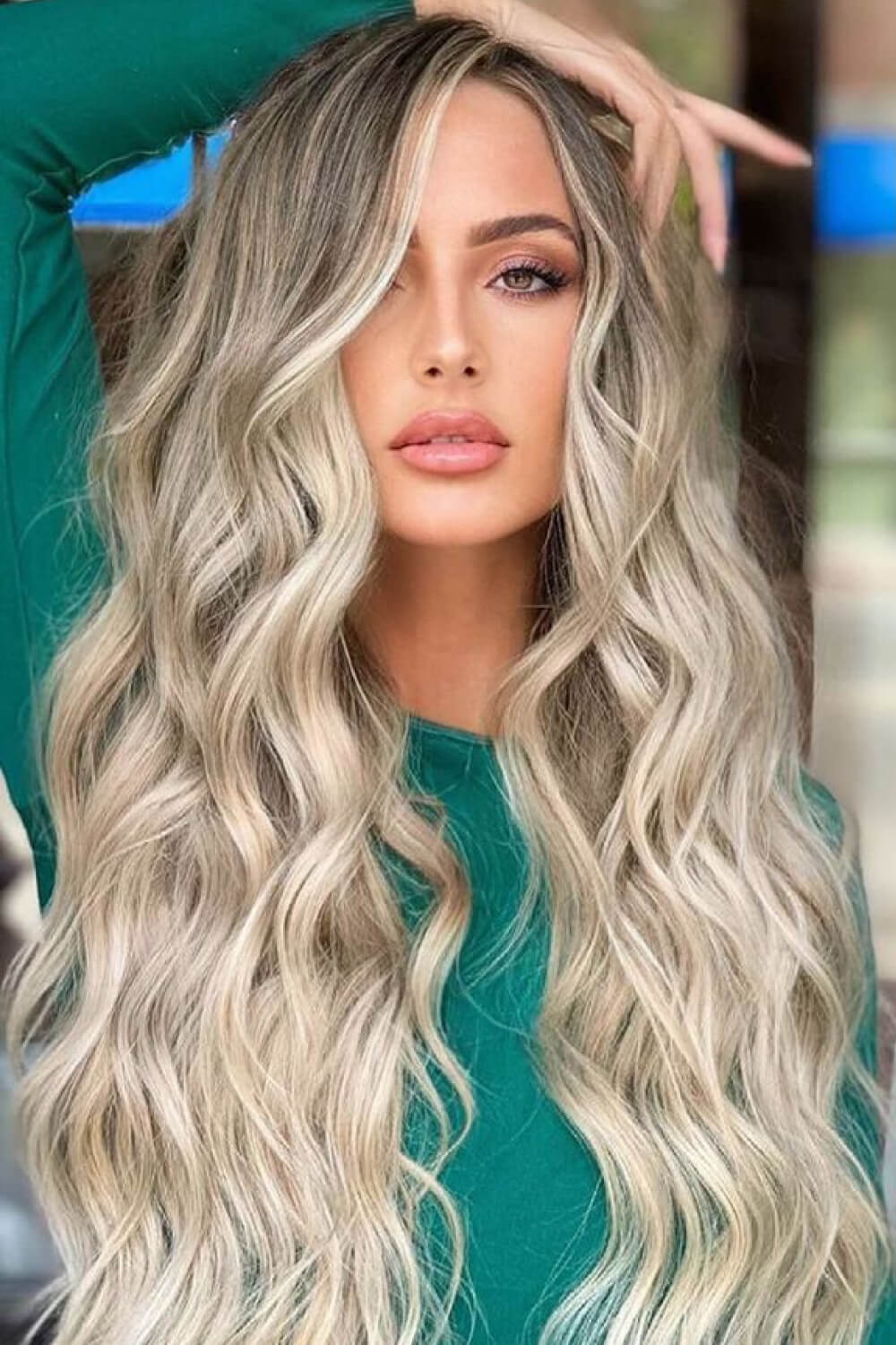 Peluca larga con rizos y highlights
