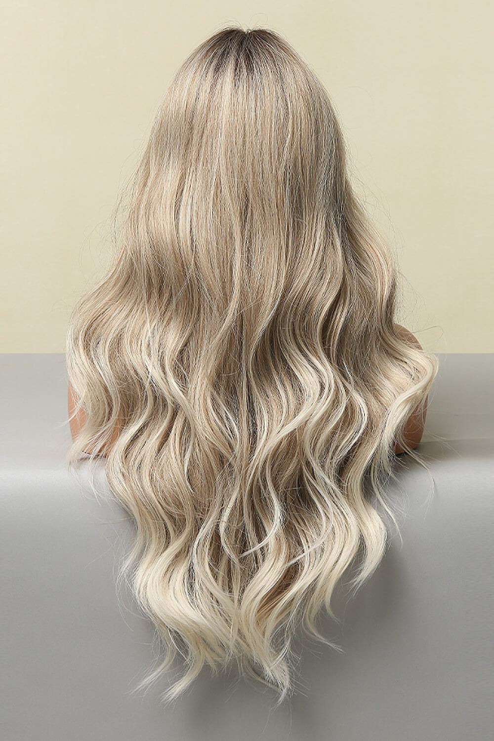 Peluca larga con rizos y highlights
