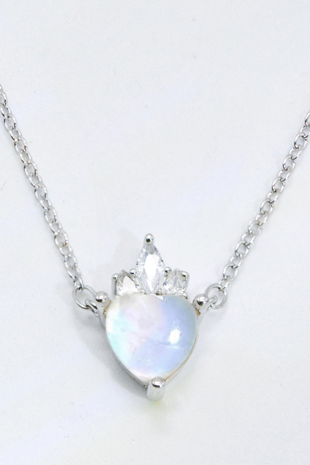 Collar con colgante de corazón de piedra lunar de plata ley 925